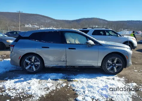 2026 BMW Ix xDrive45 z USA, uszkodzony, nr VIN WB543CF04TCW81876